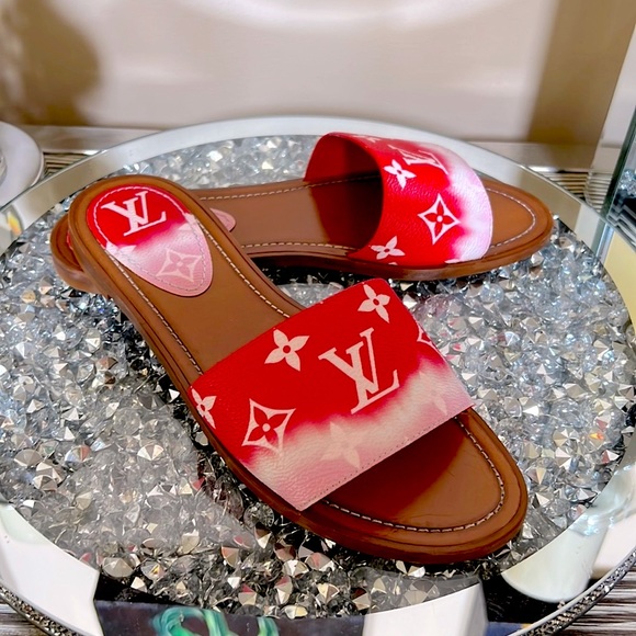 Louis Vuitton Shoes - 💖LOUIS VUITTON Monogram Escale Lock It Flat sandals Rouge